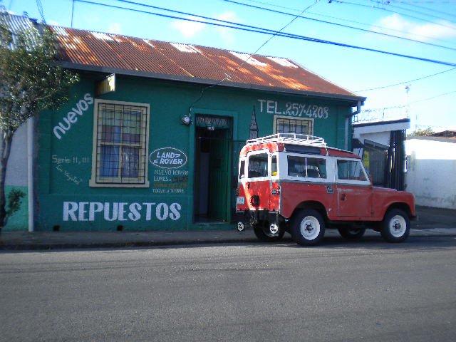 Fachada original de la tienda de Repuestos Impreza