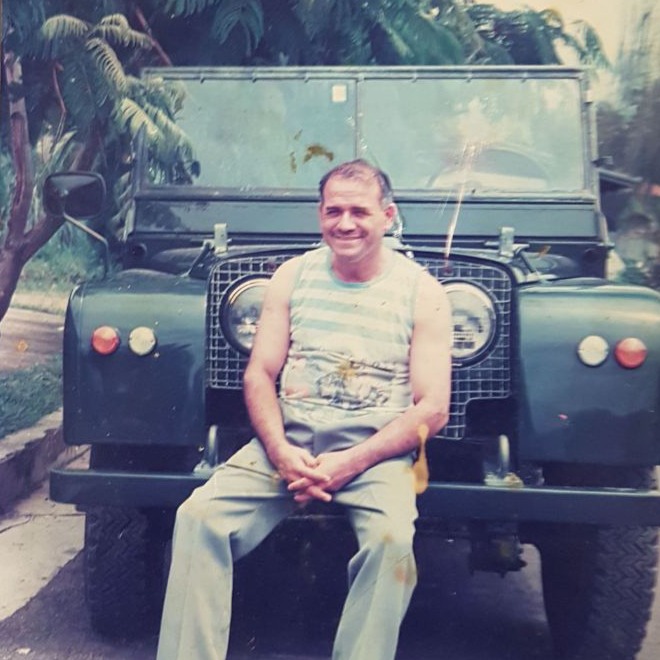 Javier Zamora, fundador de Impreza Ltda., junto a un Land Rover Series